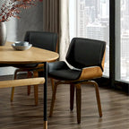Deux chaises de salle à manger pivotantes en bois tapissées, de style médiéval-moderne