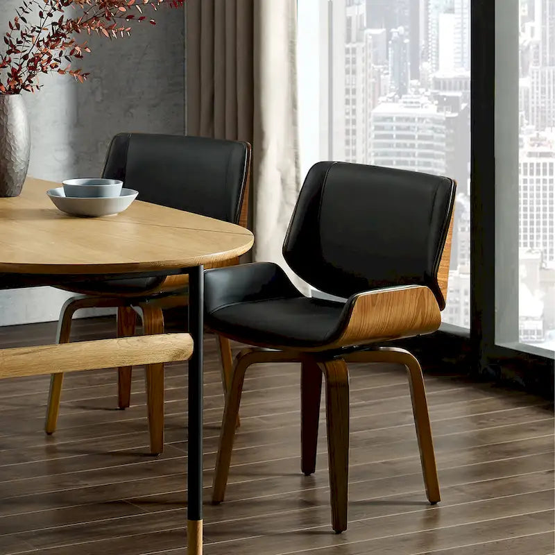 Deux chaises de salle à manger pivotantes en bois tapissées, de style médiéval-moderne