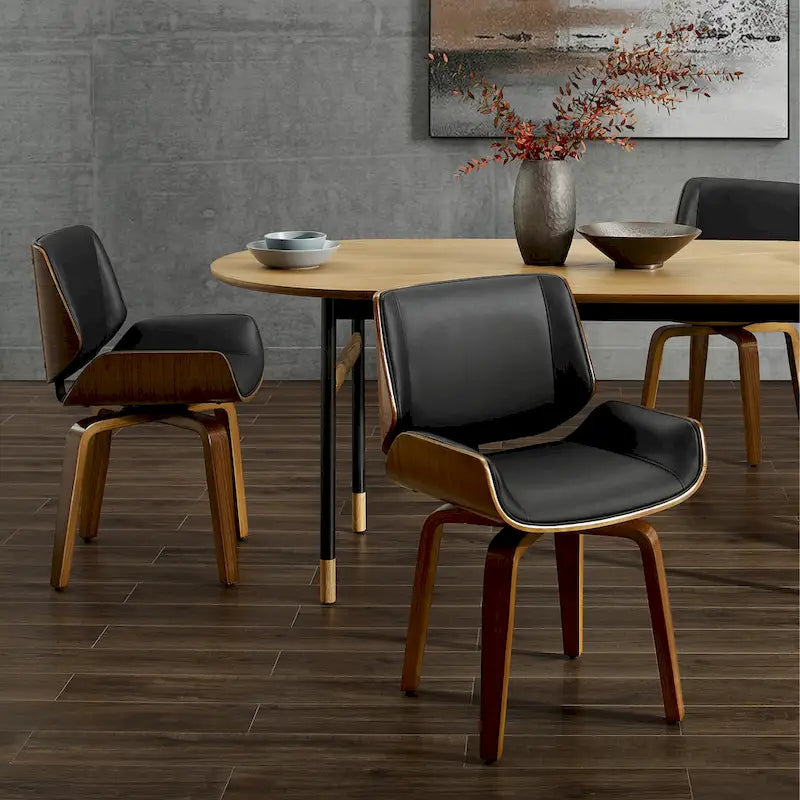 Deux chaises de salle à manger pivotantes en bois tapissées, de style médiéval-moderne