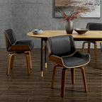 Deux chaises de salle à manger pivotantes en bois tapissées, de style médiéval-moderne