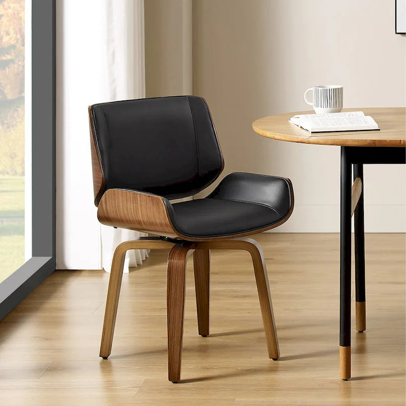 Deux chaises de salle à manger pivotantes en bois tapissées, de style médiéval-moderne