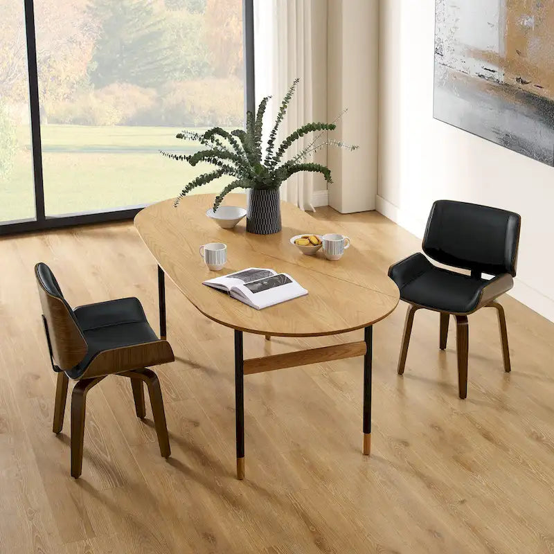 Deux chaises de salle à manger pivotantes en bois tapissées, de style médiéval-moderne