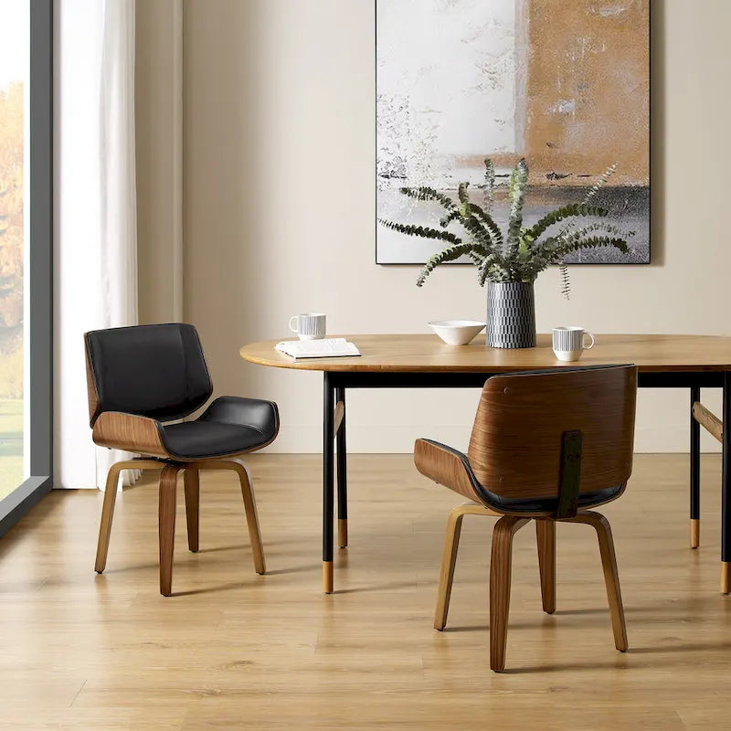 Deux chaises de salle à manger pivotantes en bois tapissées, de style médiéval-moderne