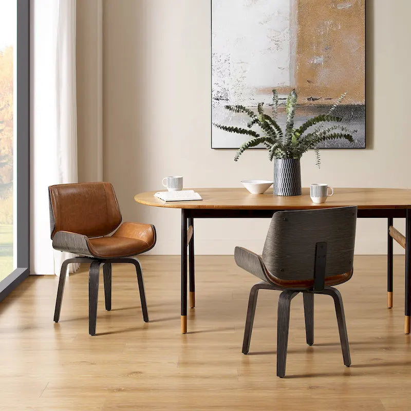 Deux chaises de salle à manger pivotantes en bois tapissées, de style médiéval-moderne