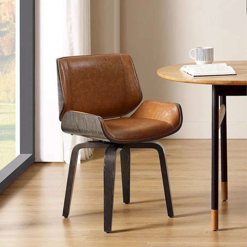 Deux chaises de salle à manger pivotantes en bois tapissées, de style médiéval-moderne