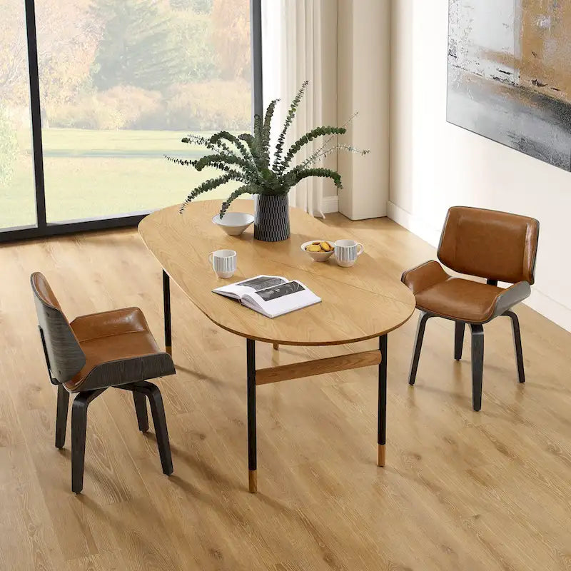 Deux chaises de salle à manger pivotantes en bois tapissées, de style médiéval-moderne