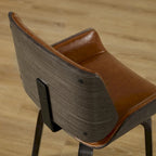 Deux chaises de salle à manger pivotantes en bois tapissées, de style médiéval-moderne