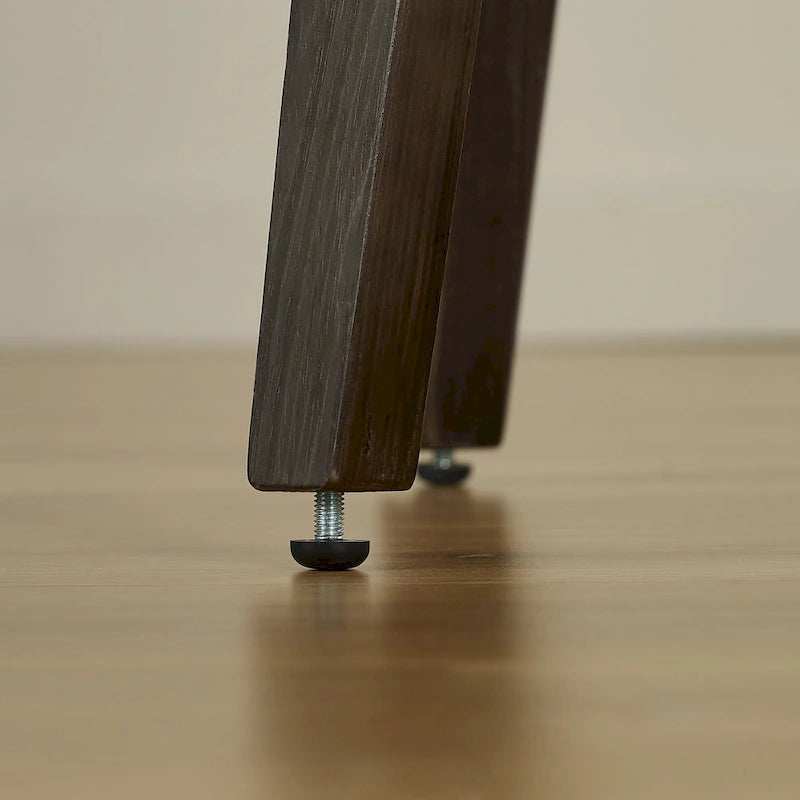 Deux chaises de salle à manger pivotantes en bois tapissées, de style médiéval-moderne