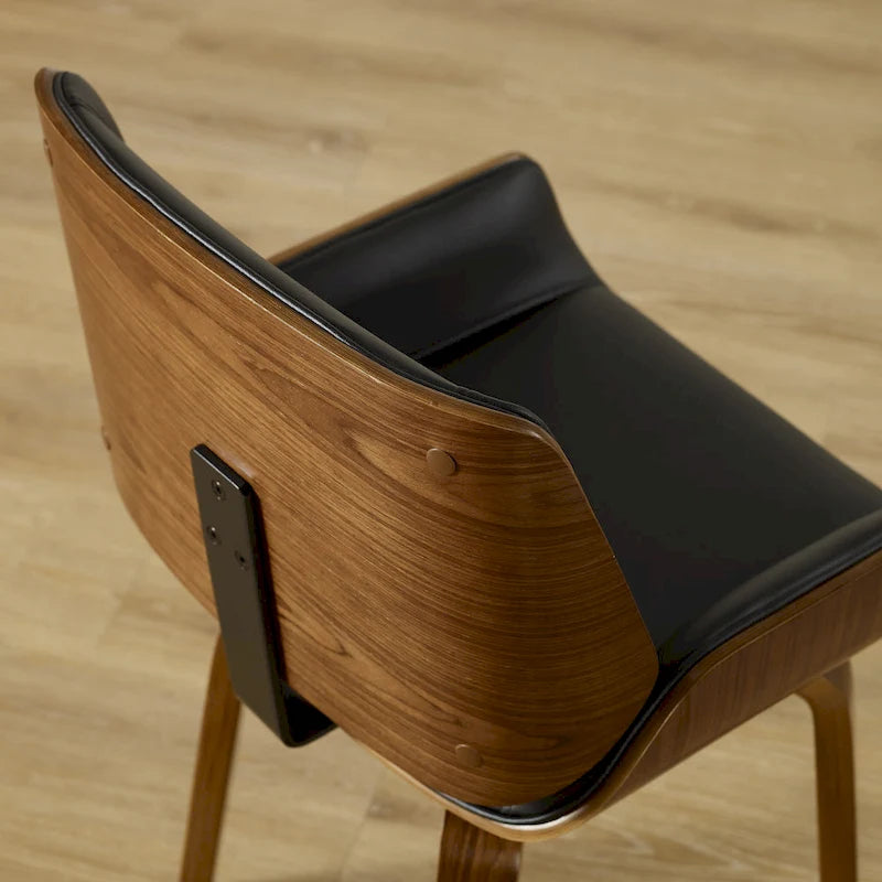 Deux chaises de salle à manger pivotantes en bois tapissées, de style médiéval-moderne