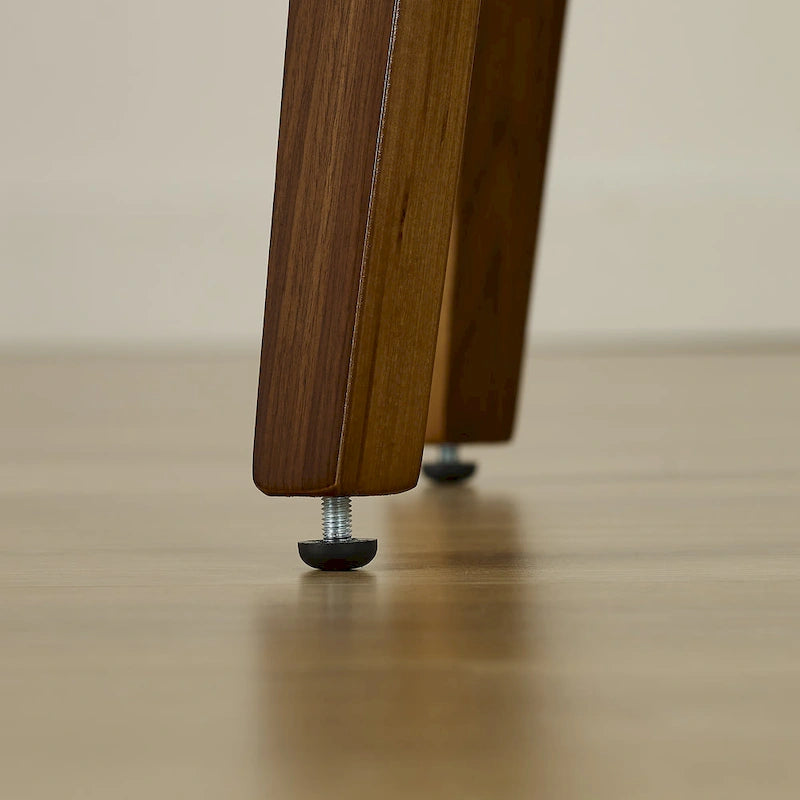 Deux chaises de salle à manger pivotantes en bois tapissées, de style médiéval-moderne