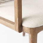 Chaise de salle à manger en tissu crème avec dossier en cannage et cadre en bois massif