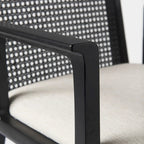 Chaise de salle à manger en tissu crème avec dossier en cannage et cadre en bois massif