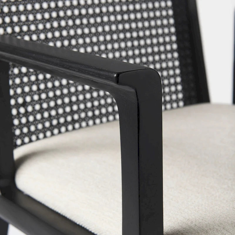 Chaise de salle à manger en tissu crème avec dossier en cannage et cadre en bois massif