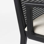 Chaise de salle à manger en tissu crème avec dossier en cannage et cadre en bois massif