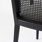 Chaise de salle à manger en tissu crème avec dossier en cannage et cadre en bois massif